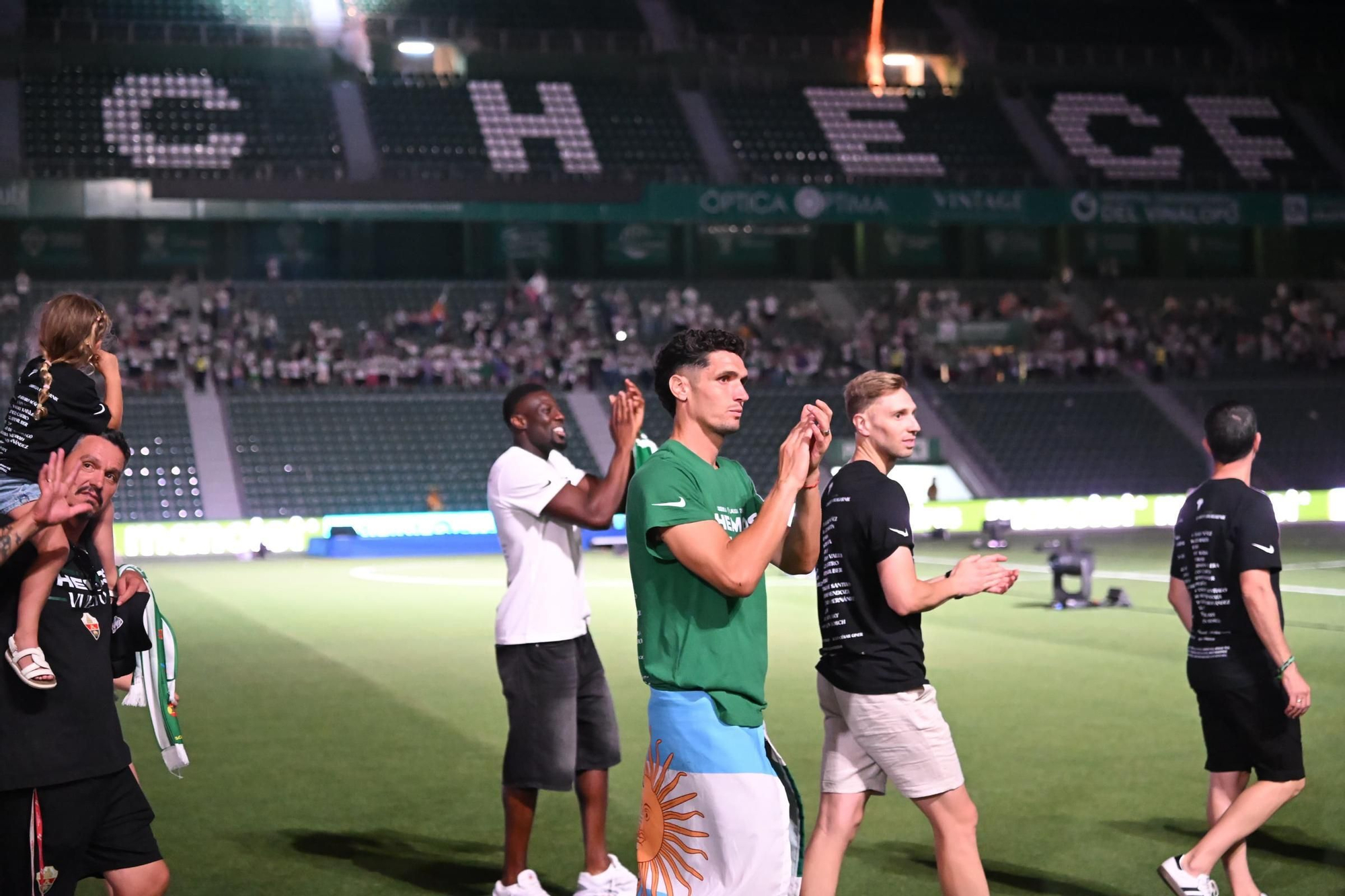 El Elche CF celebra el ascenso a Primera en el Martínez Valero