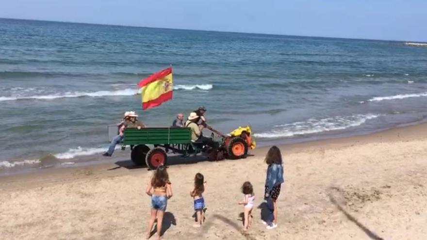 Circulan por una playa de Dénia con una mula mecánica