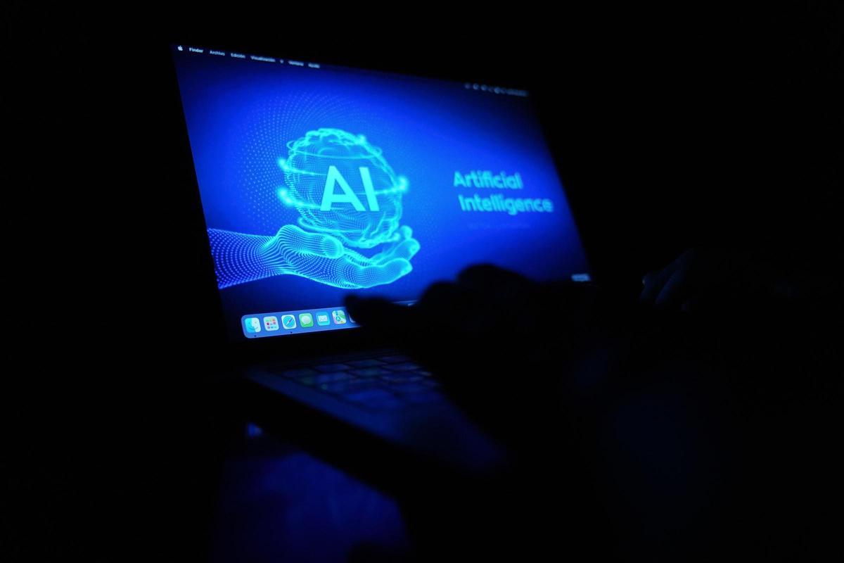 Un usuario usando un ordenador con un fondo de pantalla con temática de IA.