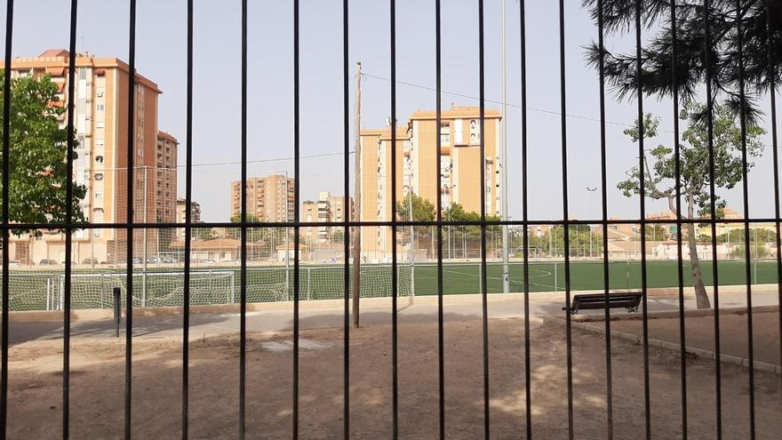 El PSOE de Alicante critica el cierre de instalaciones municipales deportivas y culturales en verano
