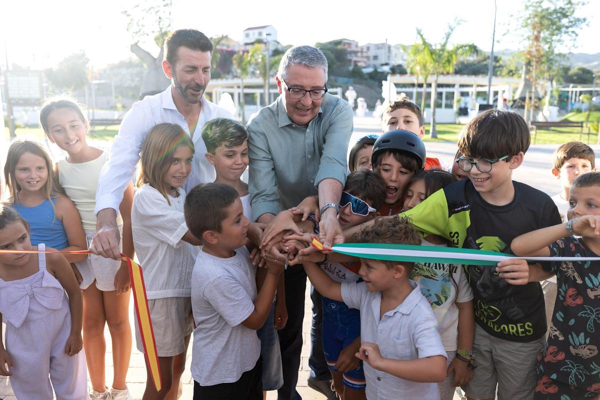 Francisco Salado inauguró las instalaciones del Parque del Mediterráneo rodeado de un grupo de chavales.