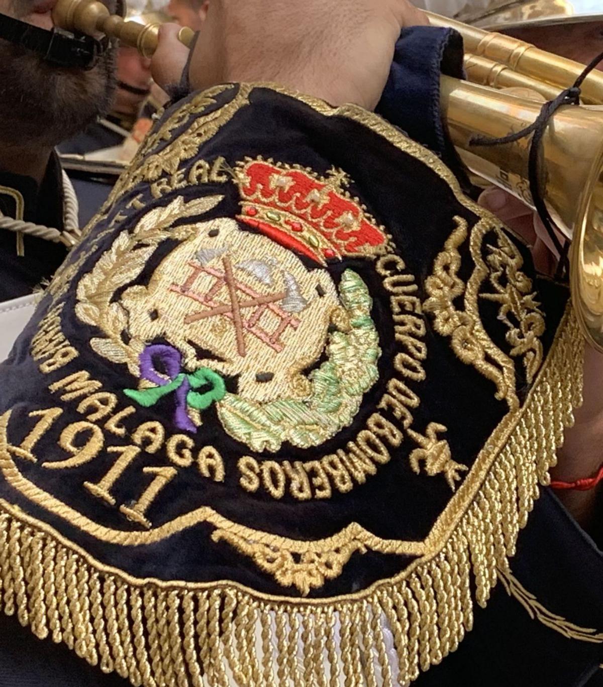 Detalle del escudo bordado en una de las cornetas.