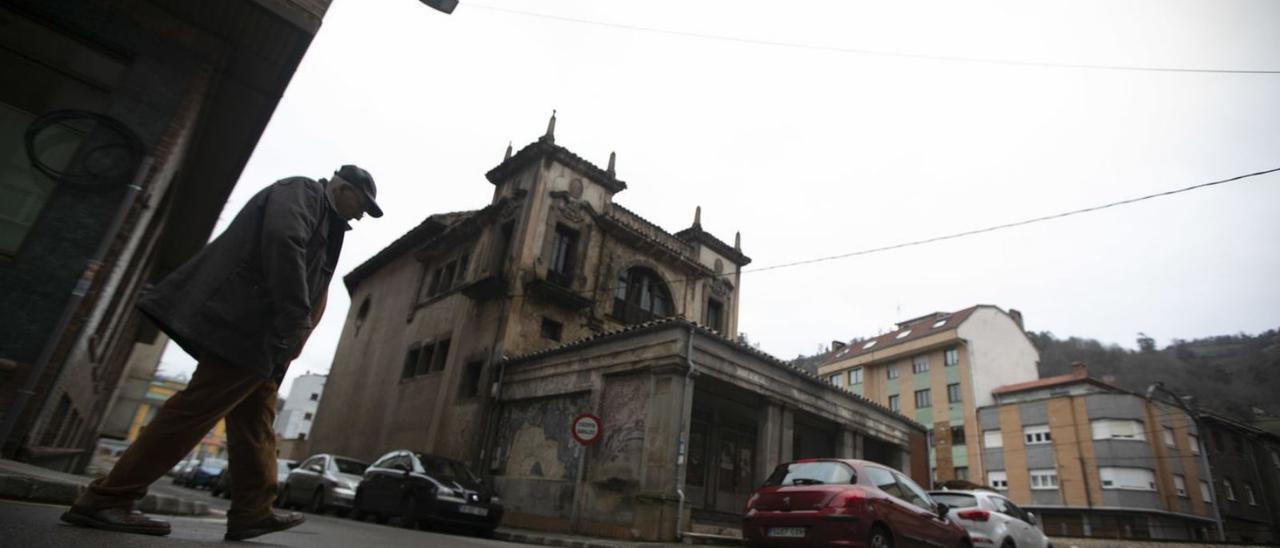 La parcela del Teatro Virginia, en la que se construirá el nuevo centro de salud de Sotrondio. En el recuadro, la reunión de ayer entre el Principado, el Alcalde y los vecinos. | Miki López