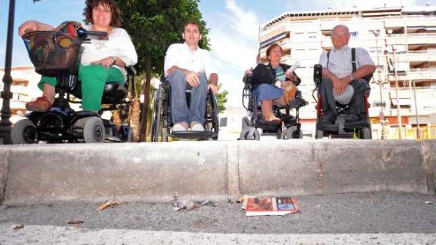 Miembros de Orihuela Sin Barreras, ayer en un paso de peatones sin rampa.