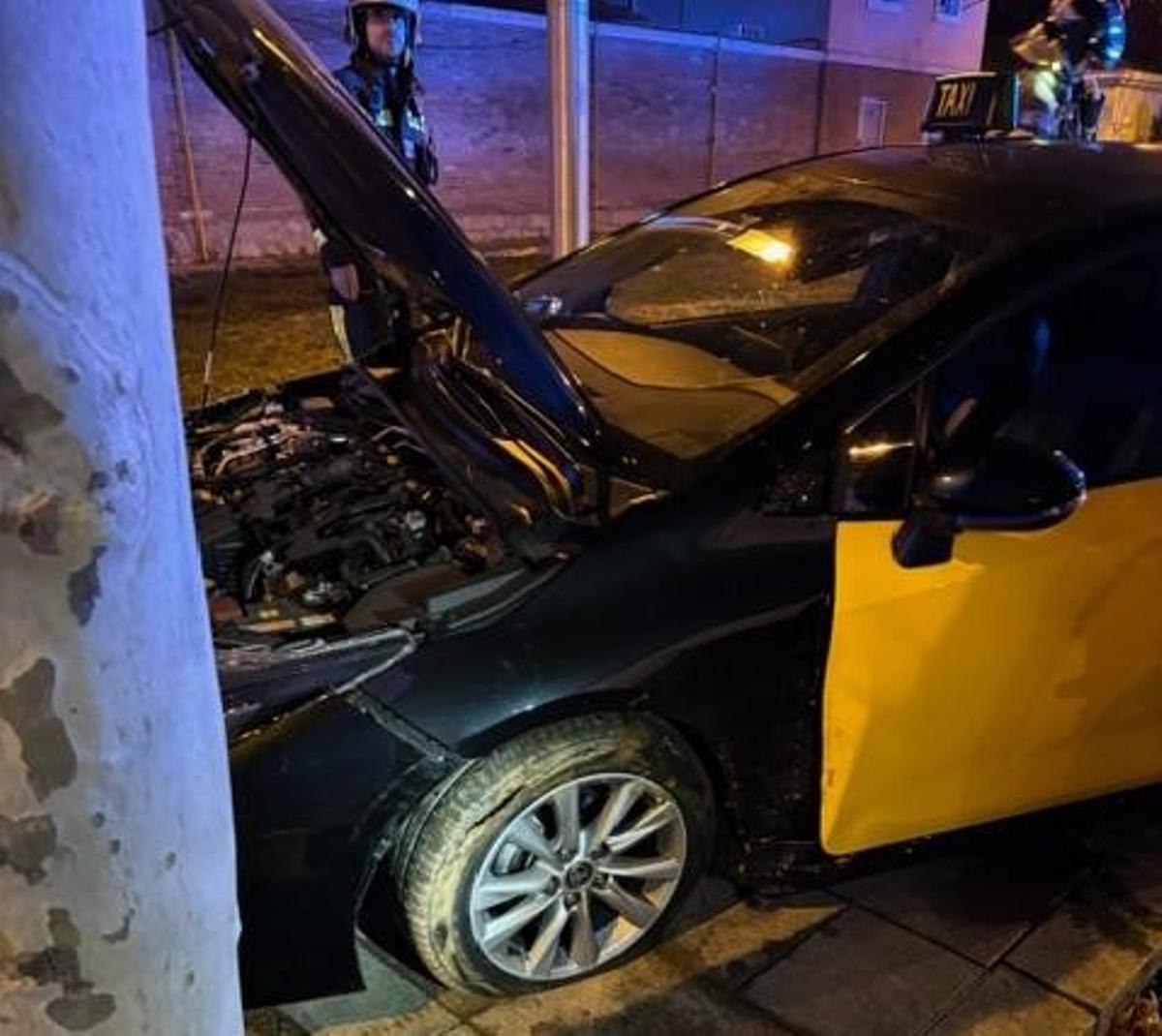 El taxi destrozado tras ser robado en Barcelona