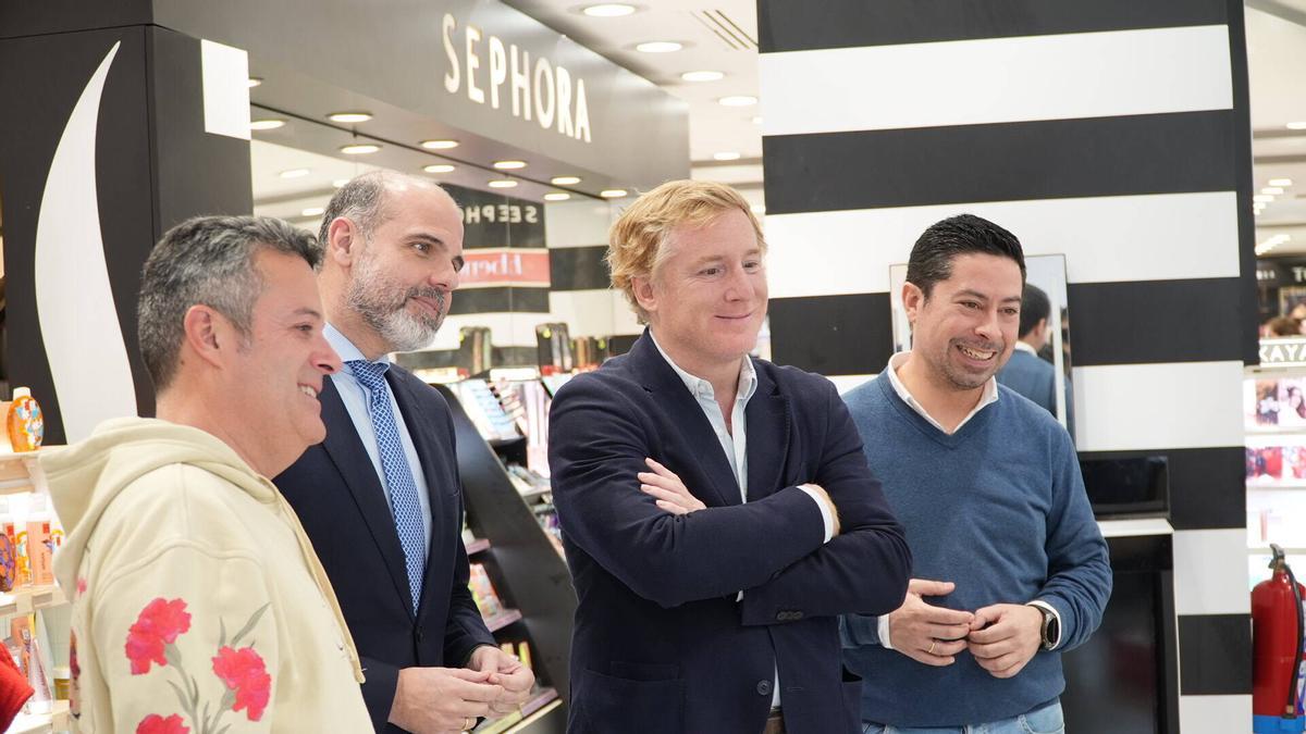 Fotogalería | Las comparsas lucen sus trajes este lunes como maniquíes vivientes