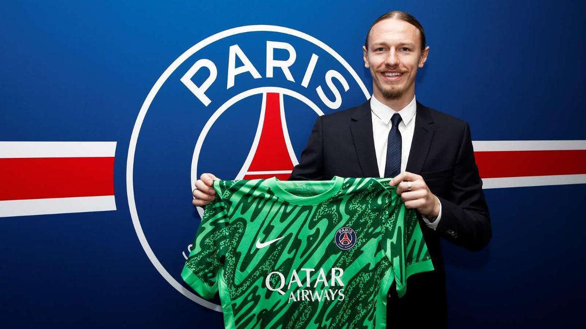 Matvey Safonov, posando con la camiseta del PSG