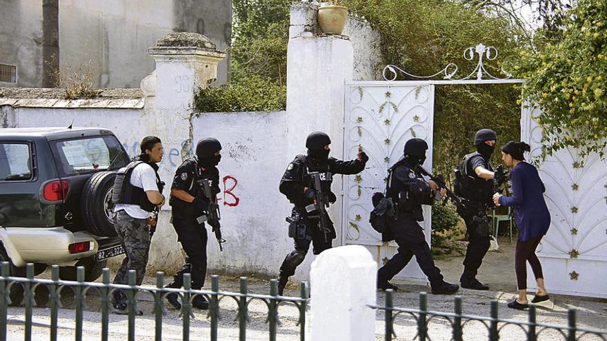 Fuerzas antiterroristas entran en una vivienda de Túnez tras la masacre de militares. // Reuters