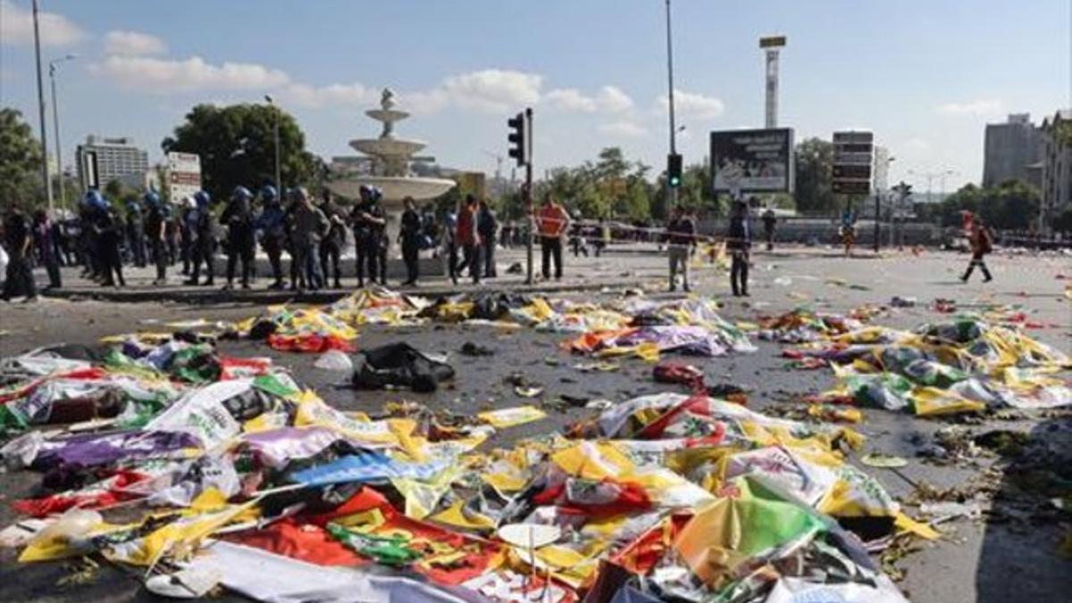 Las víctimas cubiertas con las pancartas de  la manifestación.