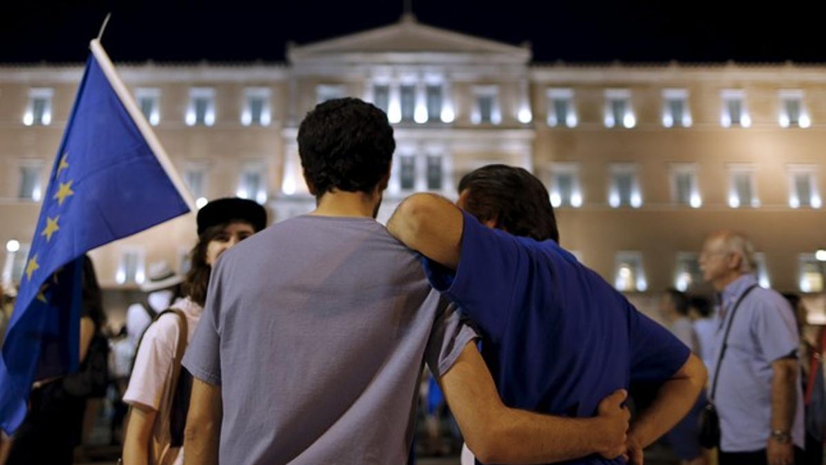 Manifestantes a favor de Europa protestan ante el Parlamento en Atenas, Grecia.
