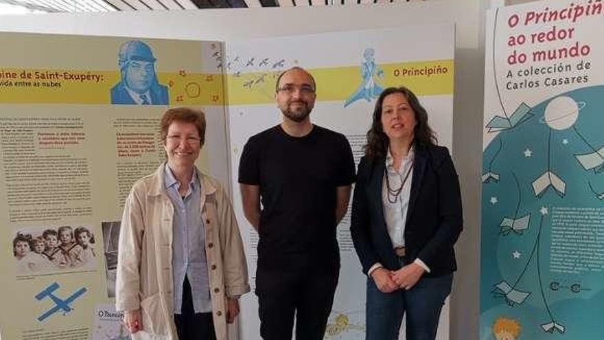 La bibliotecaria Elena Becerra, el secretario técnico da Fundación Casares, Miguel Valverde, y la edil Teresa Paris, en la exposición.