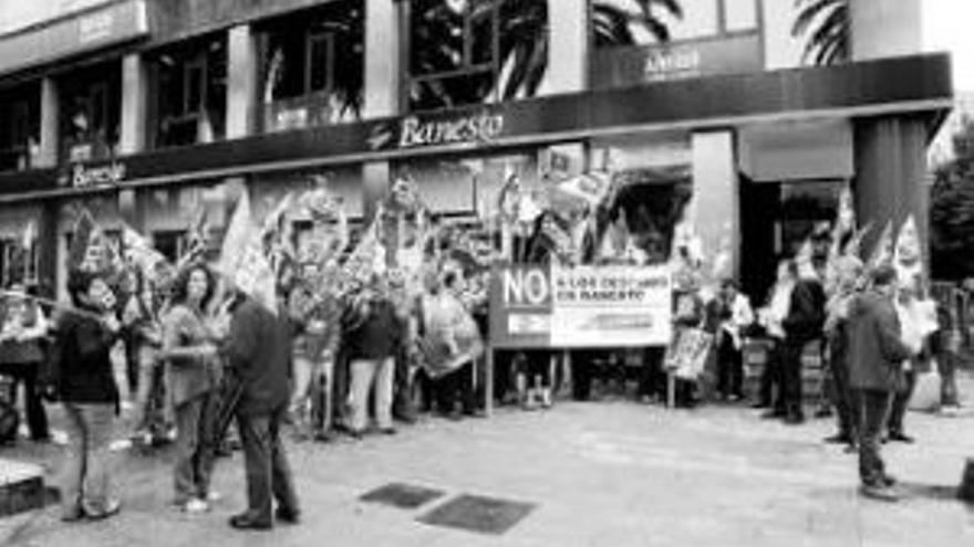 Protesta de los trabajadores de Banesto para denunciar despidos
