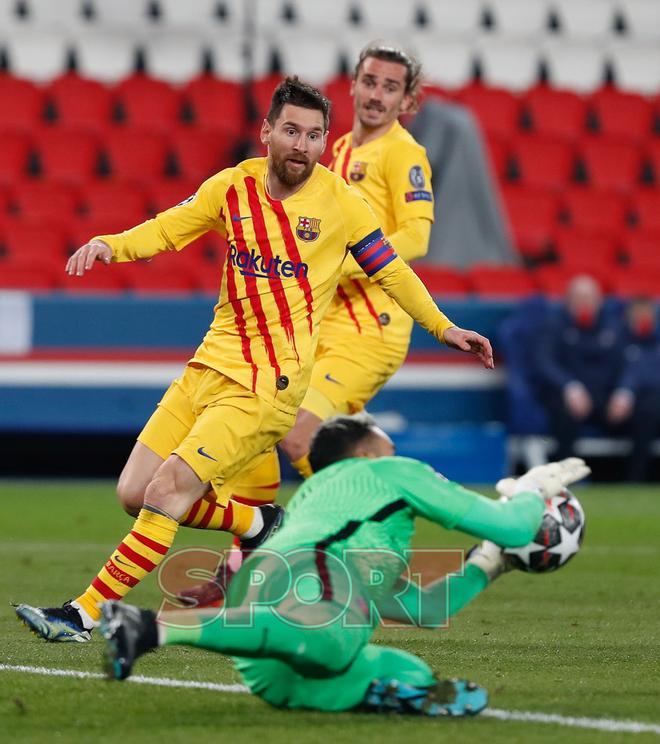 Leo Messi en el partido de Champions League entre el Paris Saint Germain y el FC Barcelona disputado en el Parc des Princes.