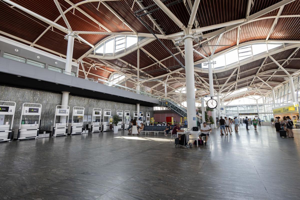 Así cambia el Aeropuerto de Zaragoza: más líneas de seguridad, una nueva cafetería y mejoras en el control de pasaportes