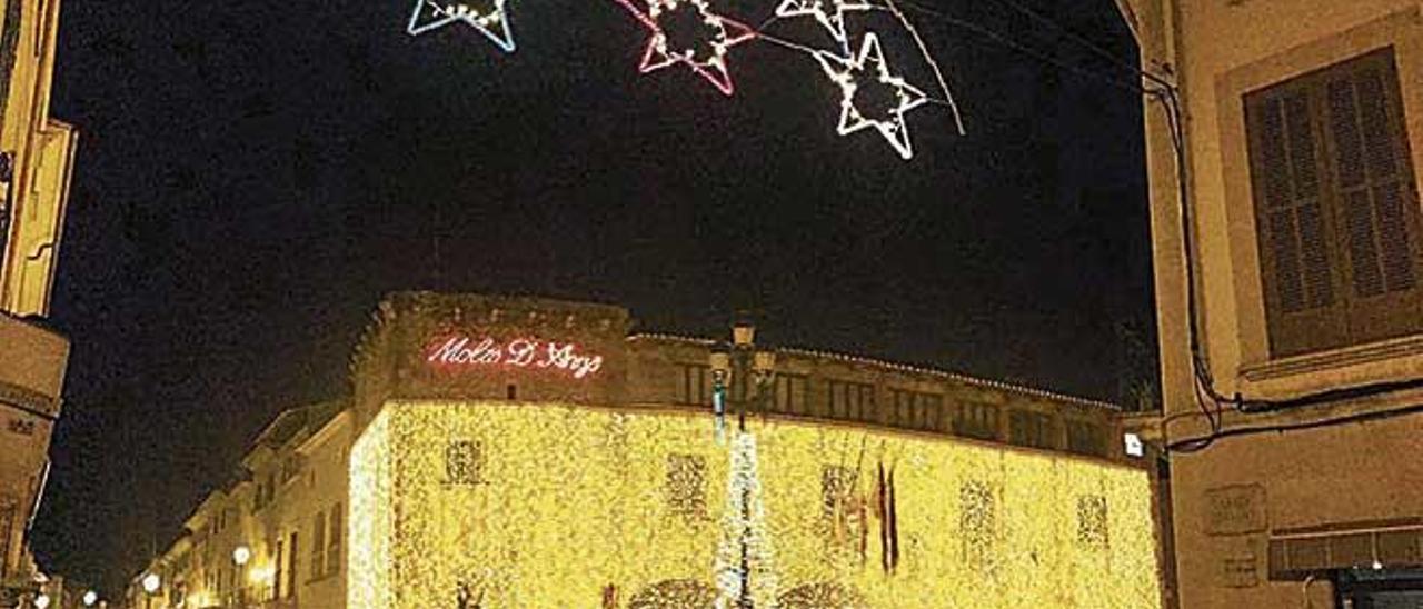 La mejorada plaza del Ajuntament con la decoraciÃ³n navideÃ±a.