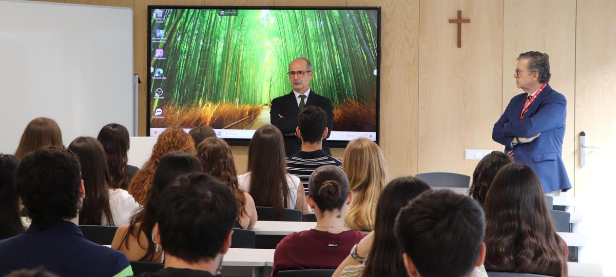 El rector en la presentación al alumnado del inicio de las clases de Medicina