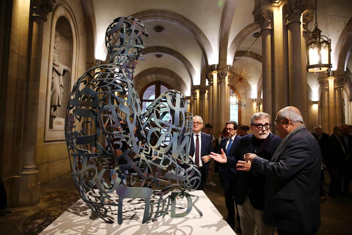 El edificio histórico de la UB estrena escultura de Jaume Plensa