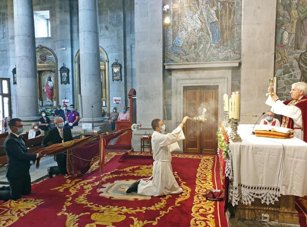 La pandemia no frena la pasión por el Cristo. A pesar de que la Covid-19 ha impedido, por primera vez en la historia, la celebración de la multitudinaria procesión, centenares de fieles recorren desde ayer las calles de la ciudad y el Casco Vello para rendirle homenaje.