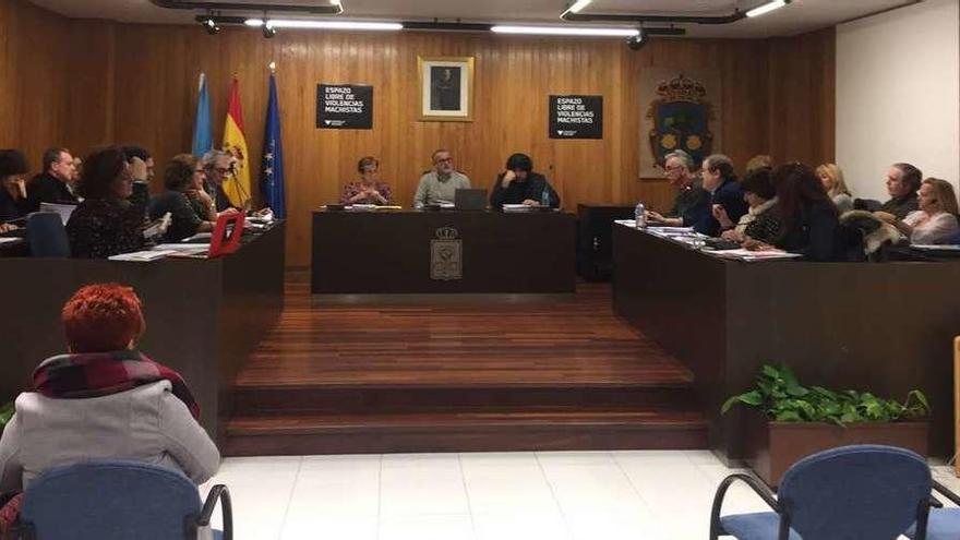 La Corporación municipal debate el presupuesto, ayer, en el pleno de Cambre.