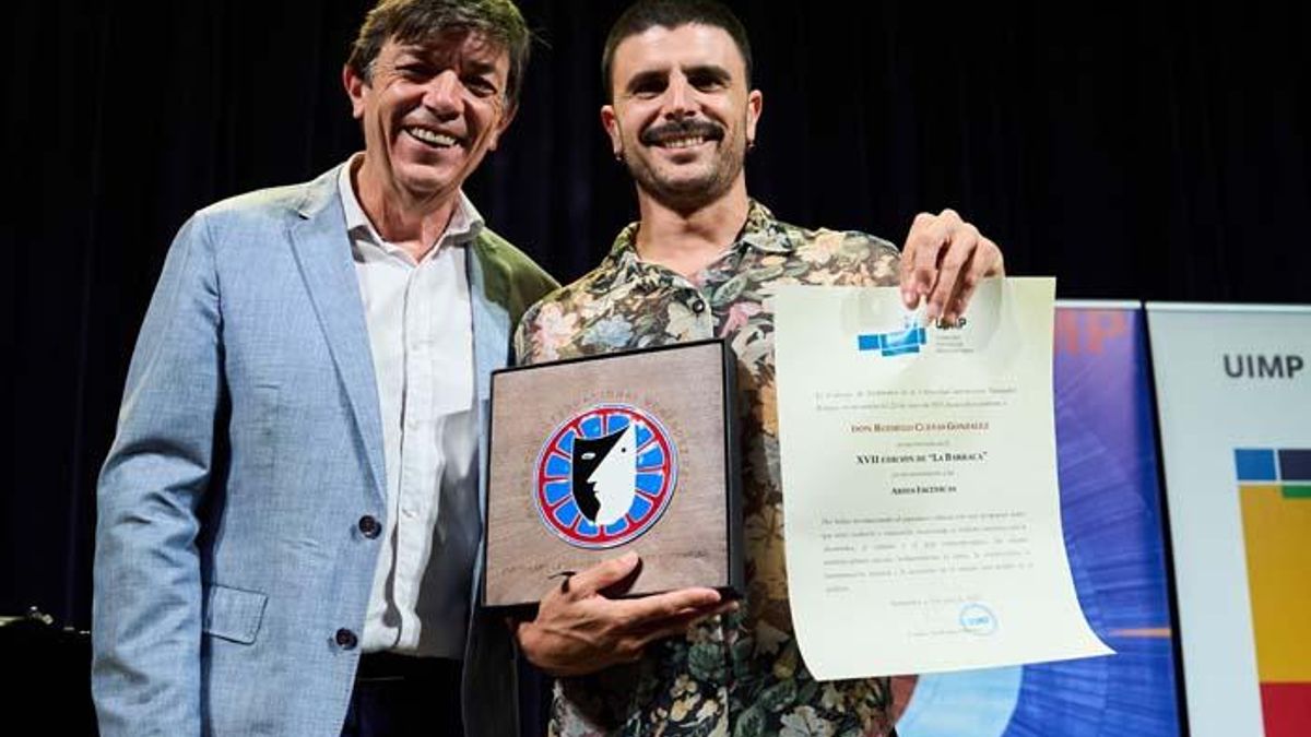 El rector Carlos Andradas y Rodrigo Cuevas mostrando el diploma y el Premio "La Barraca".