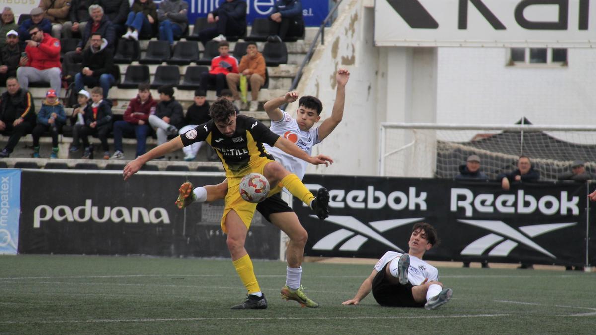 El central castellonense Christian García pelea un balón ante un rival local.