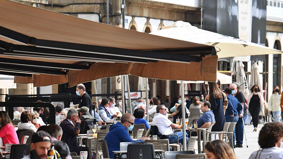 Clientes consumen en una terraza de la Marina. |  // VÍCTOR ECHAVE