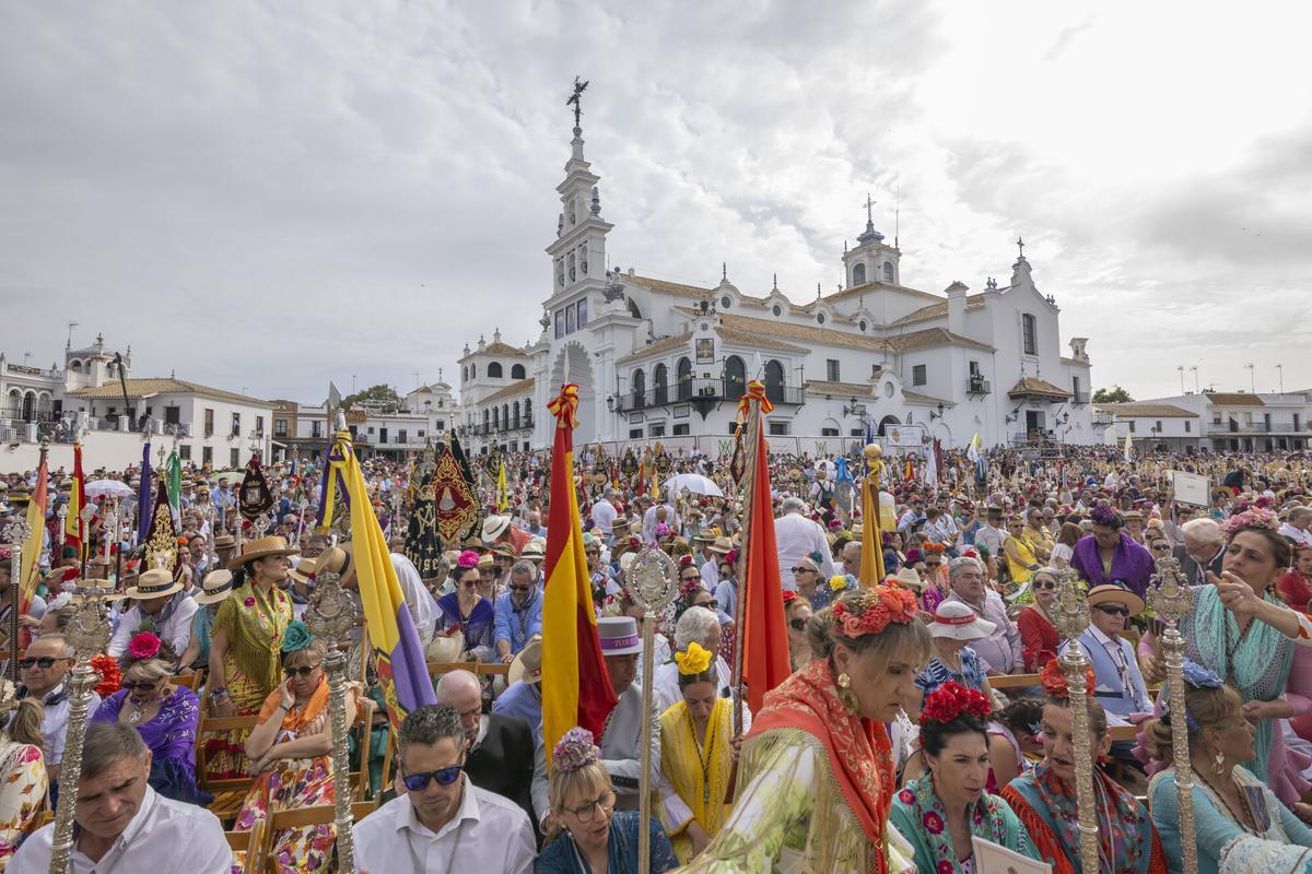 Misa pontifical de Pentecostés, este domingo, en la Aldea del Rocío. La aldea del Rocío ha entrado este domingo en su particular cuenta atrás para el que es el momento culmen de la Romería de Pentecostés, ese encuentro "cara a cara" con la Virgen del Rocío, que tendrá lugar durante la procesión de la próxima madrugada, y lo hace sumergida en una atmósfera de expectación y emociones. EFE/ Alberto Díaz