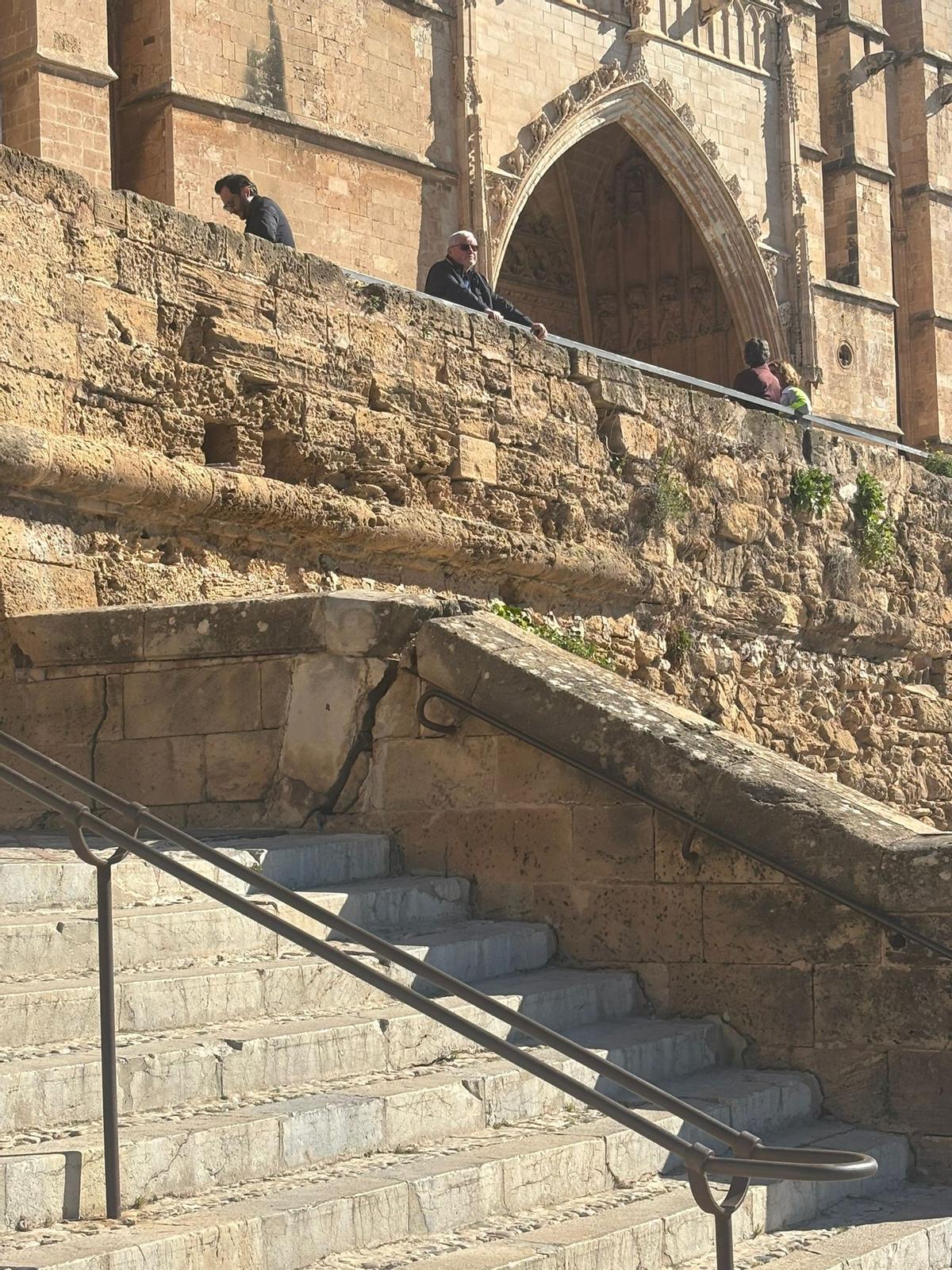 Große Risse und abgerutschte Seitenteile: So kaputt ist die Treppe vor Palmas Kathedrale