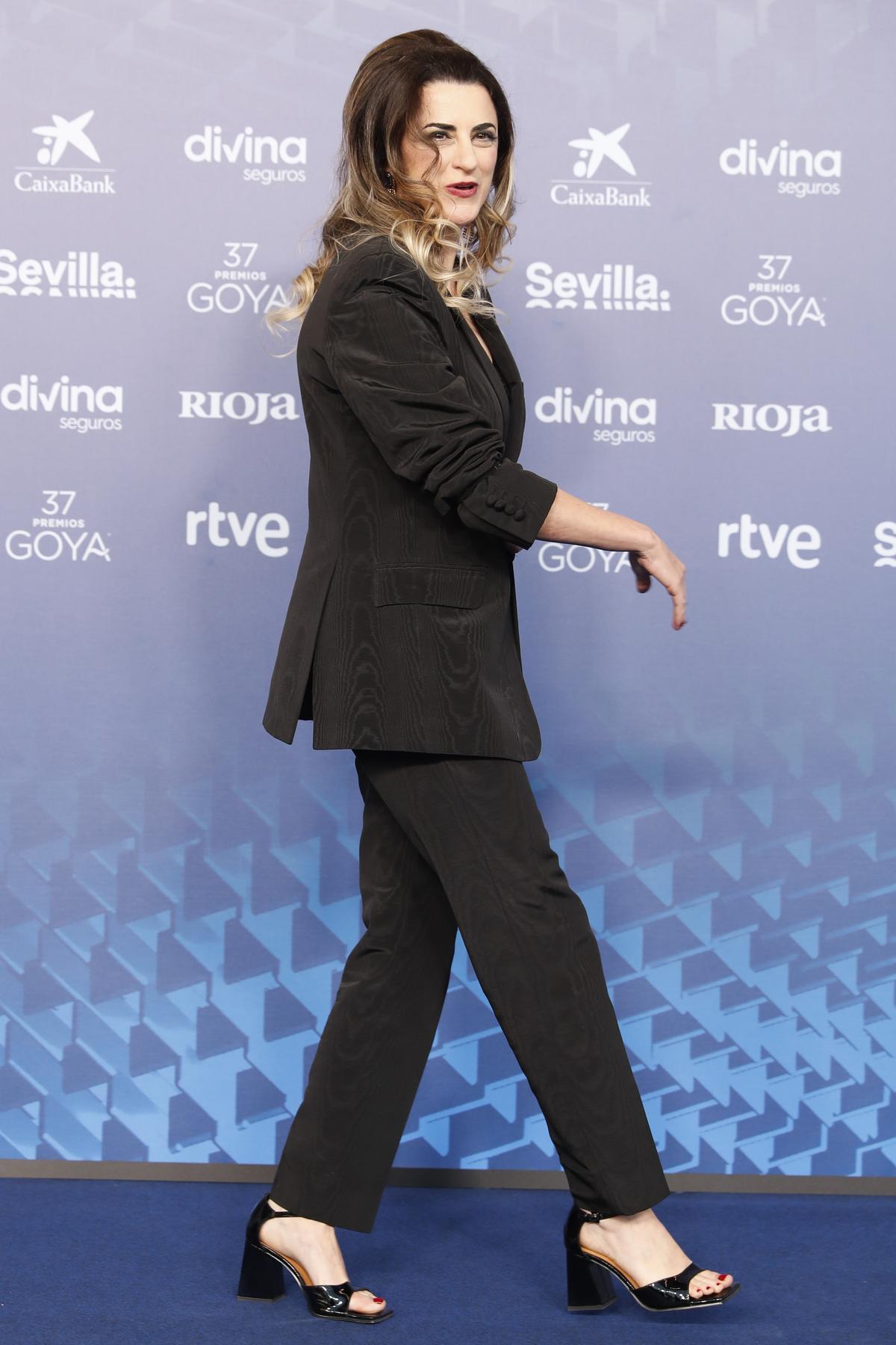 SEVILLA 11/02/2023.- La directora de cine Beatriz Sanchís a su llegada a la XXXVII edición de los Premios Goya, que se celebra este sábado en el Palacio de Congresos y Exposiciones FIBES de Sevilla. EFE/Jorge Zapata