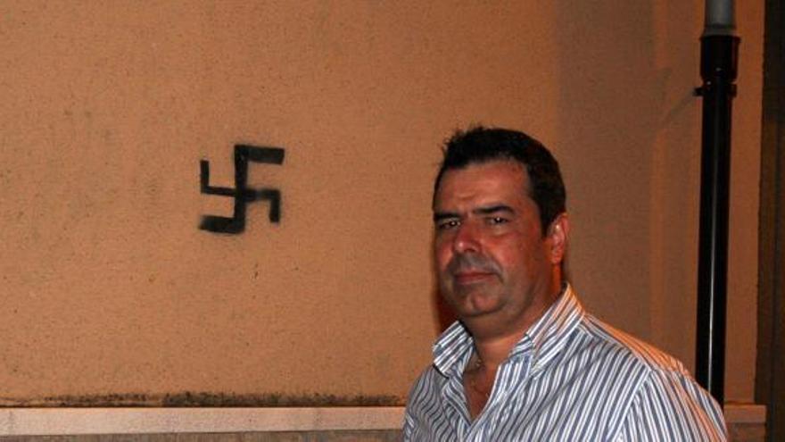 Pintan símbolos nazis en la fachada del domicilio del alcalde de la Llosa