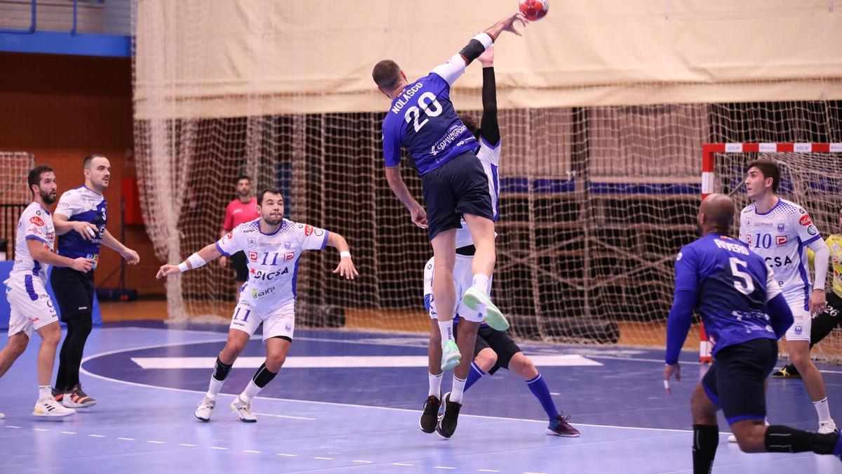 El jugador del Benidorm Nolasco lanza en el partido del sábado ante el Cisne de Pontevedra