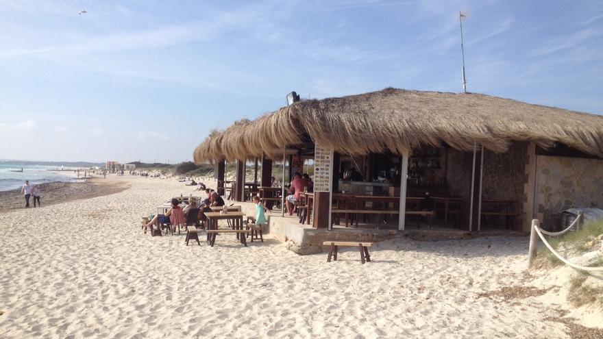 Die 2022 abgerissenen Strandkioske am Naturstrand Es Trenc auf Mallorca sollen wieder aufgebaut werden