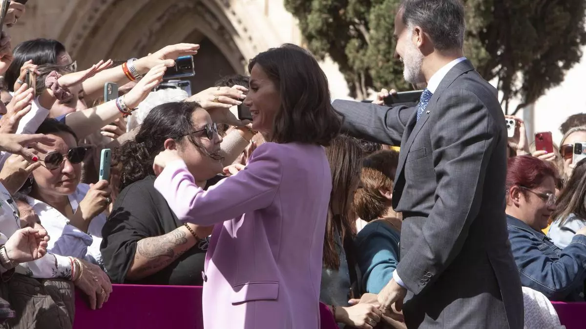 Así han saludado los reyes de España a los gandienses que les esperaban