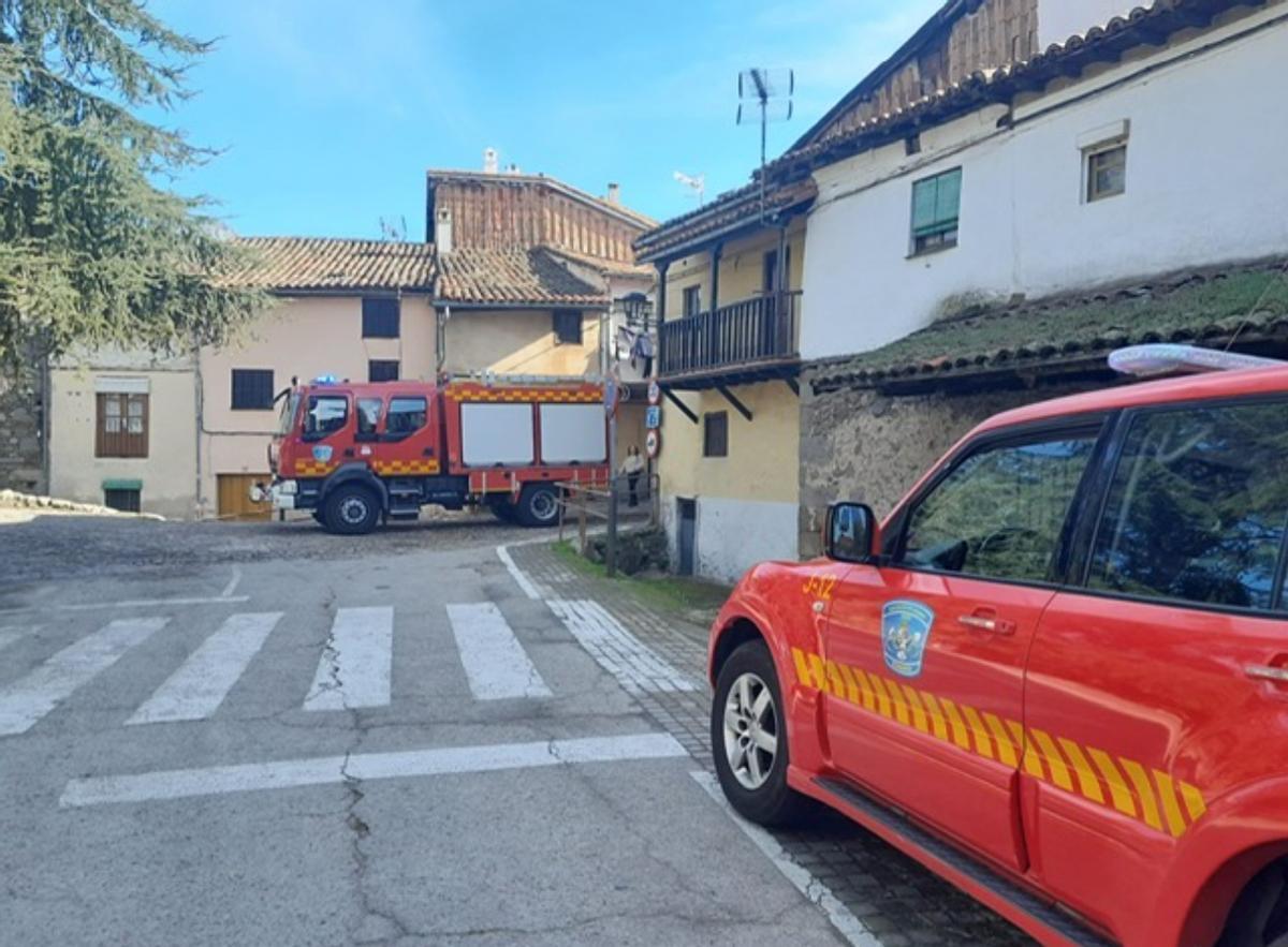 Los bomberos del Sepei actúan en el Barrio Judío de Hervás.