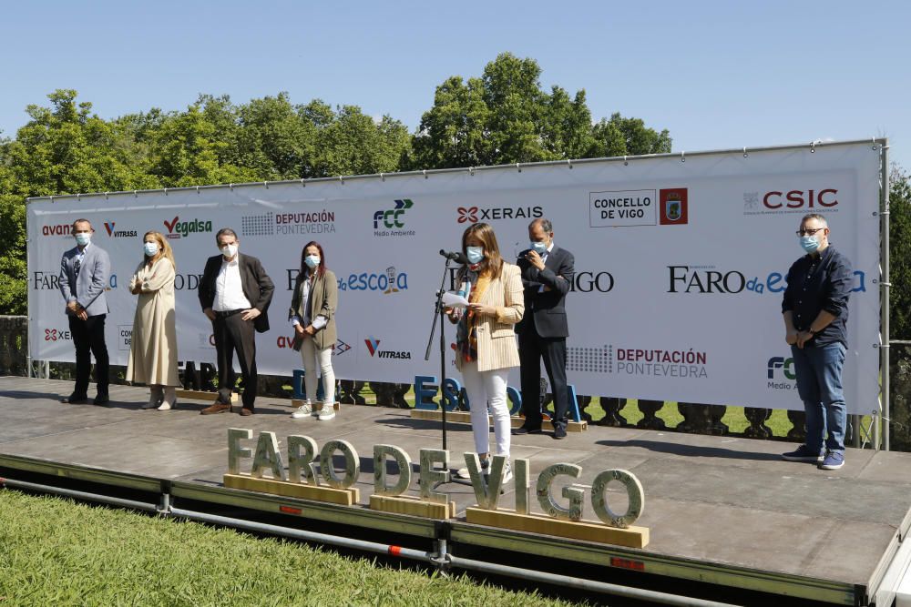 Profesores y alumnos participantes en la quinta edición de FARO da Escpña reciben el reconocimiento en Castrelos por su gran trabajo durante un curso marcado por el coronavirus.