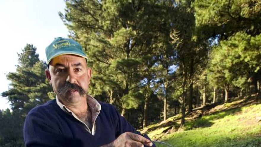 José Mendoza, ordeñando sus animales en la finca. | andrés cruz