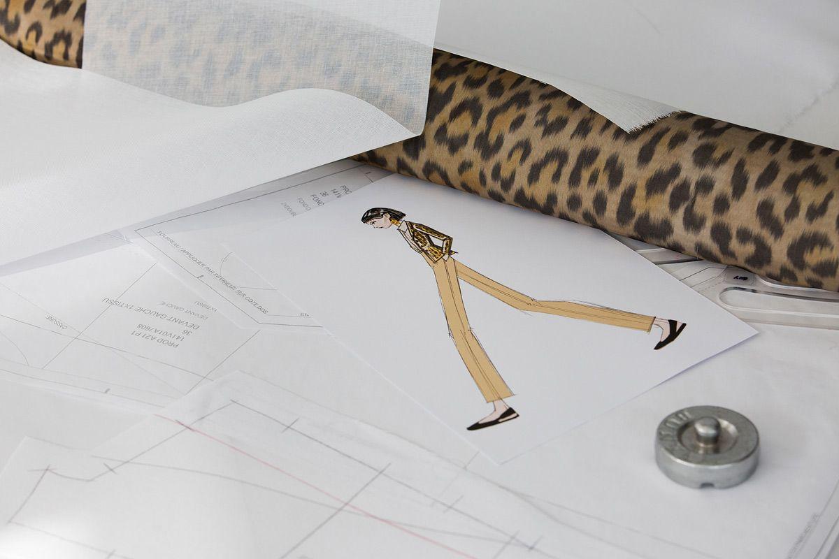 El figurín de la colección otoño 2021 de Christian Dior que luce la chaqueta Bar Mizza con estampado de leopardo