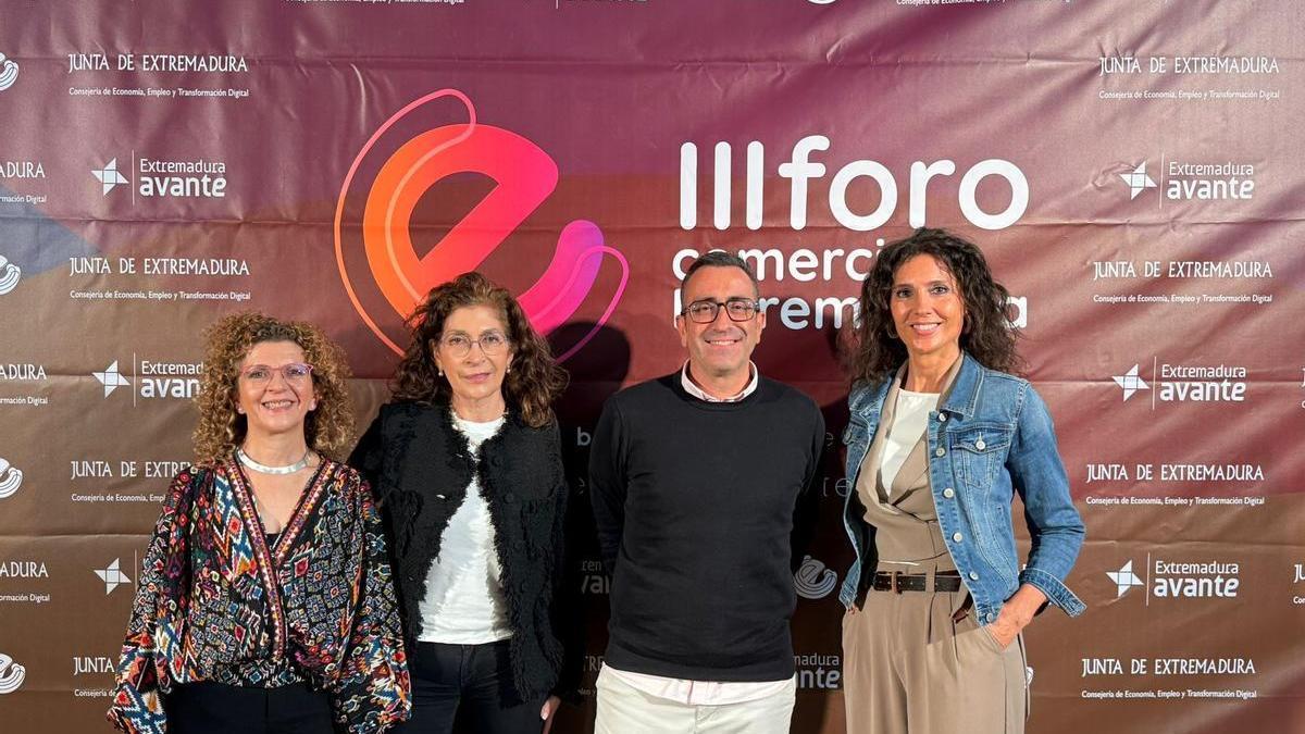 El concejal de Emprendimiento, junto a las responsables de los comercios.