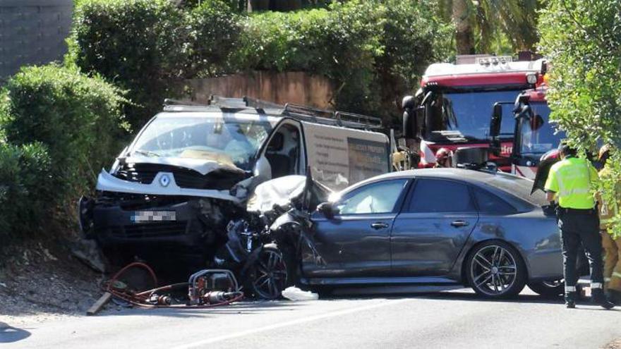 El accidente de tráfico entre el coche y la furgoneta