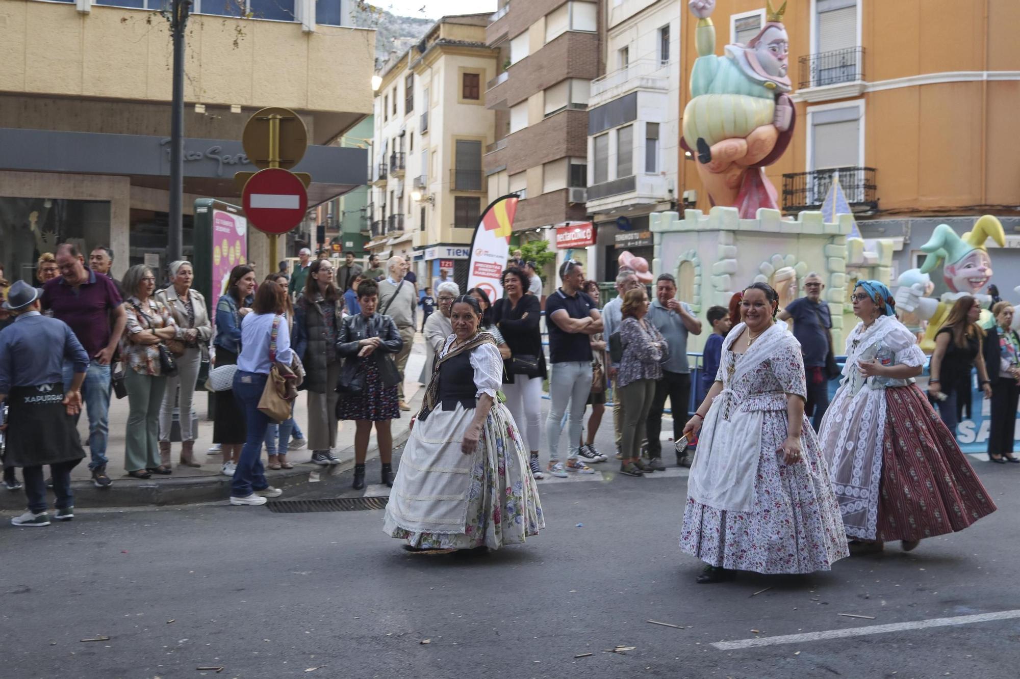 La tradicional visita a las fallas de Xàtiva en imágenes