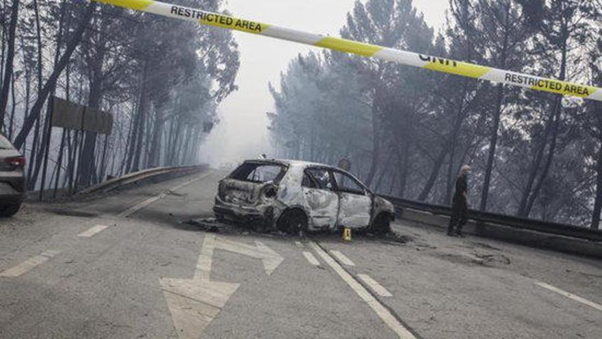 Vehicle calcinat al mig d&#039;una carretera