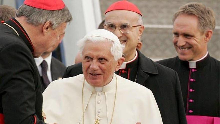 El Papa Benedicto XVI es recibido por el Cardenal australiano George Pell (i) y por otros miembros de la jerarquía de la iglesia católica, a su llegada a la Base Aérea de Richmond Royal en Sidney, Australia, ayer domingo 13 de julio. Su Santidad se encuentra en este país para celebrar el Día Mundial de la Juventud