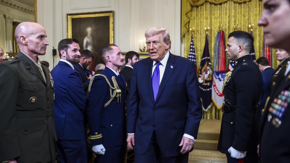 Donald Trump, entre militares en la Casa Blanca.