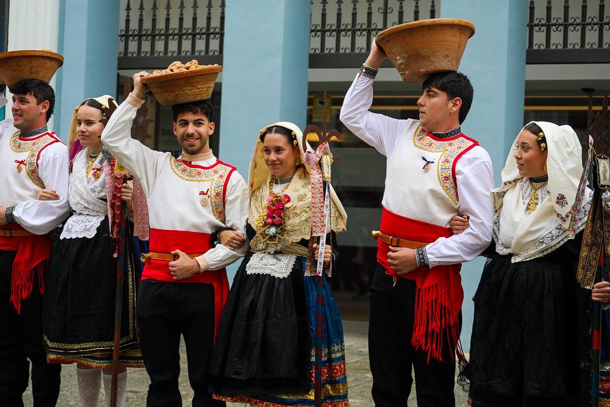 Desfile de indumentaria tradicional