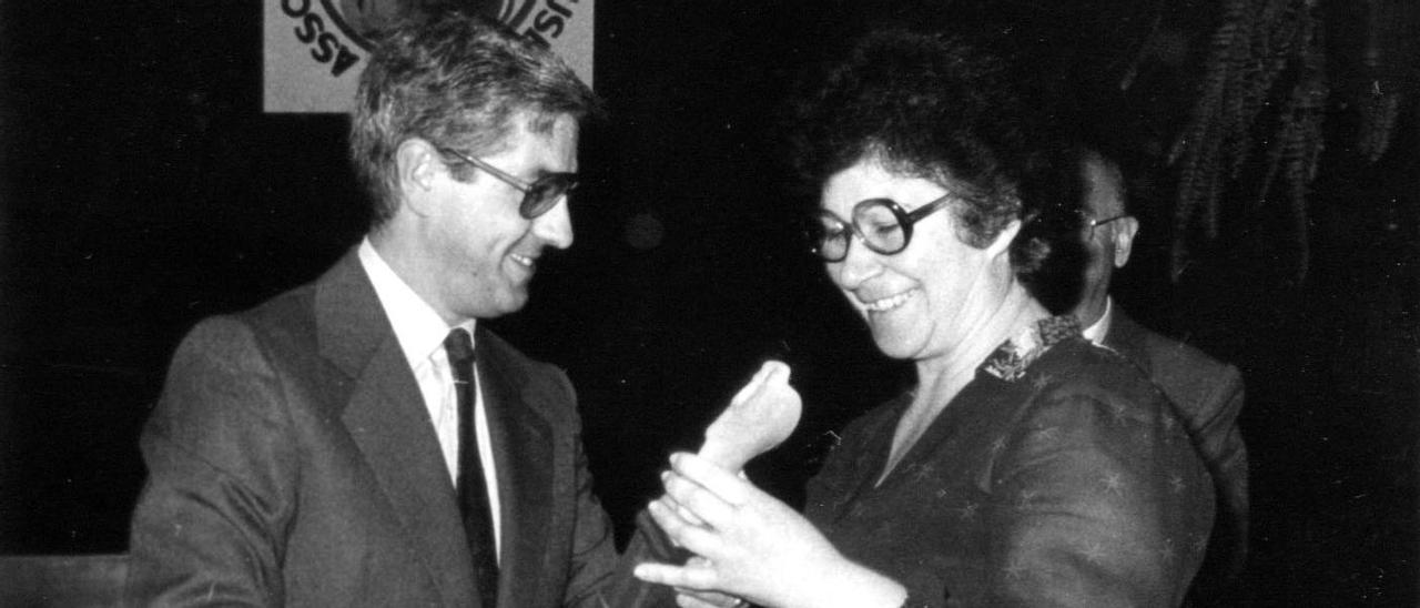 Juan Antonio Torres entrega una estatuilla Tanit-Koré a Lina Bufí, en 1983, en el Teatro Pereira como socia fundadora de Pro Música.