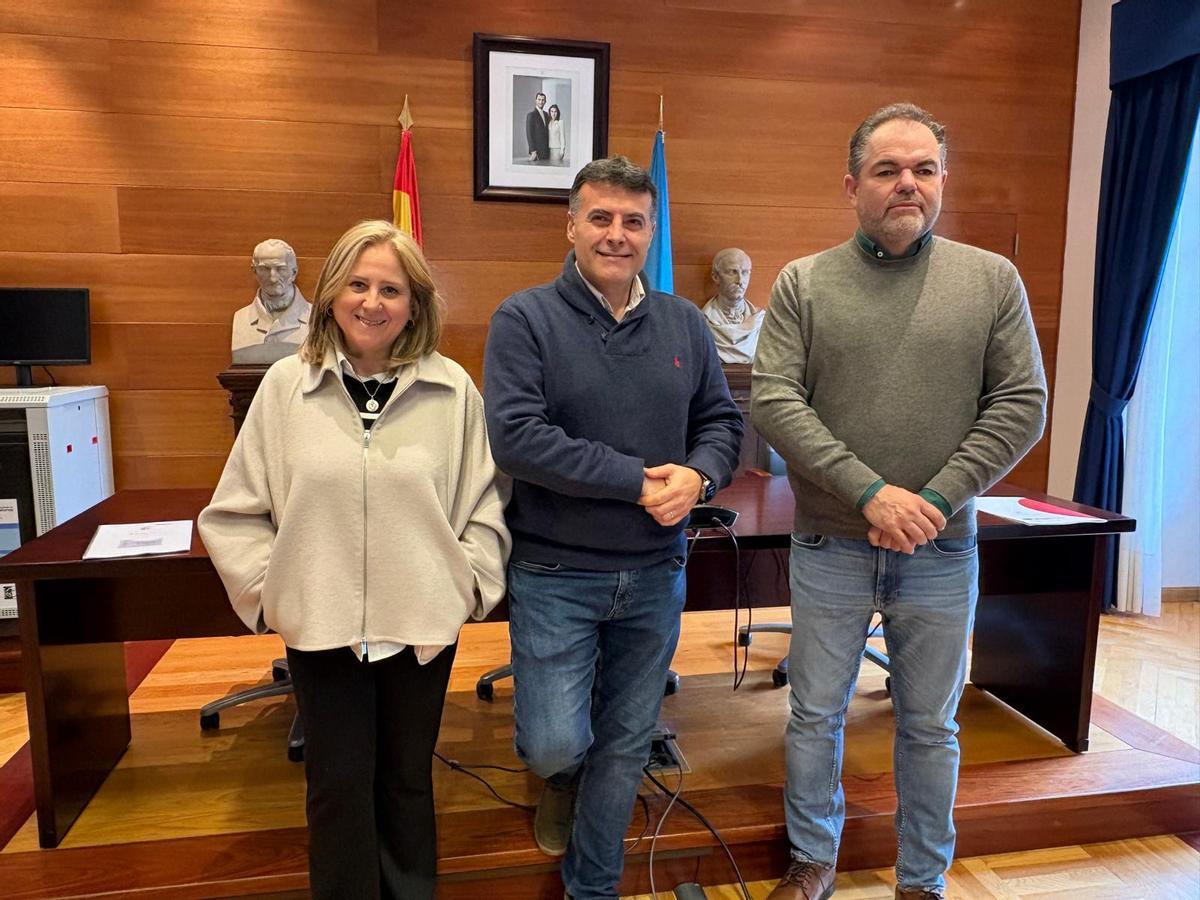 Susana Gurdiel, José Luis Fontaniella y Carlos Paniceres en el salón de plenos del ayuntamiento de Cangas.