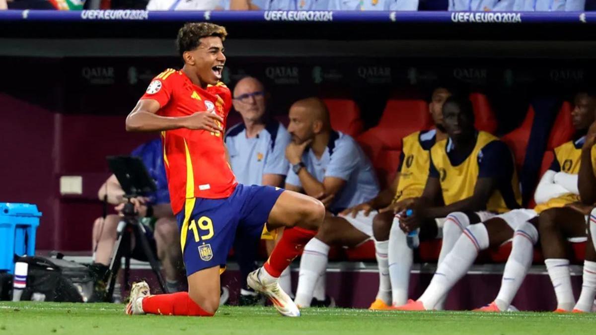 Lamine Yamal celebra delante del banquillo de Francia