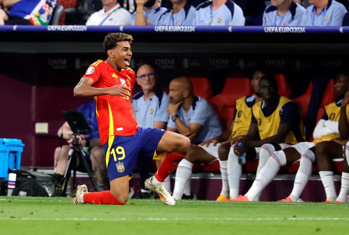 Lamine Yamal celebra delante del banquillo de Francia