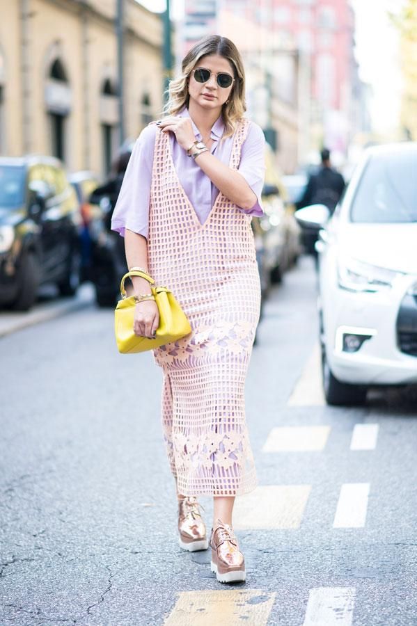Zapatillas rosas con vestido rosa