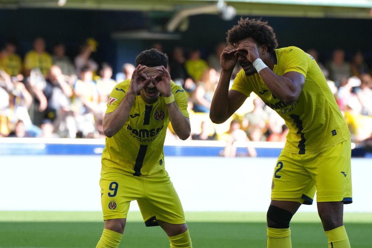 Mikautadze y Renato Veiga celebrando el 2-0